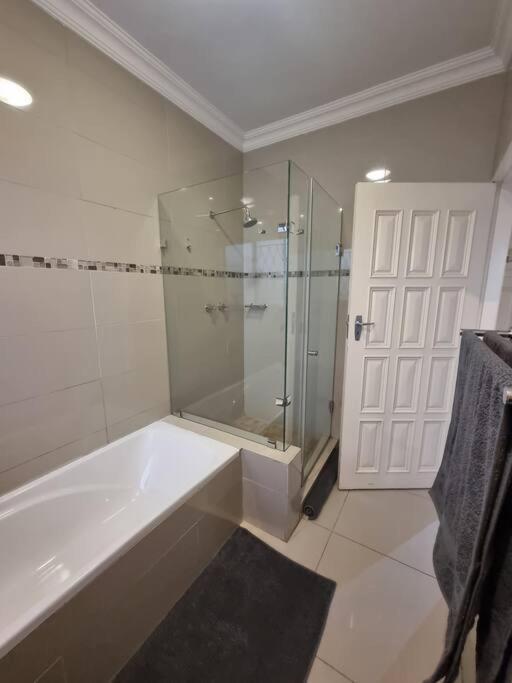 Waters View Villa, 5 Bedroom House Hartbeespoort Exterior photo