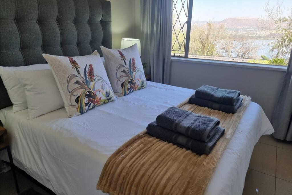 Waters View Villa, 5 Bedroom House Hartbeespoort Exterior photo