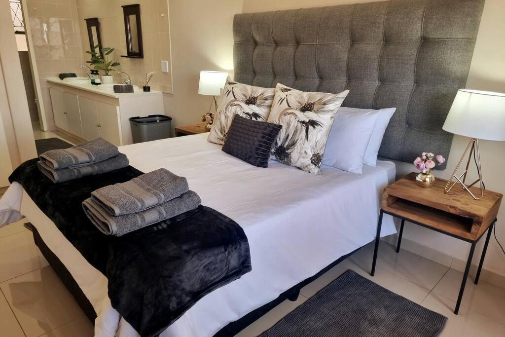 Waters View Villa, 5 Bedroom House Hartbeespoort Exterior photo