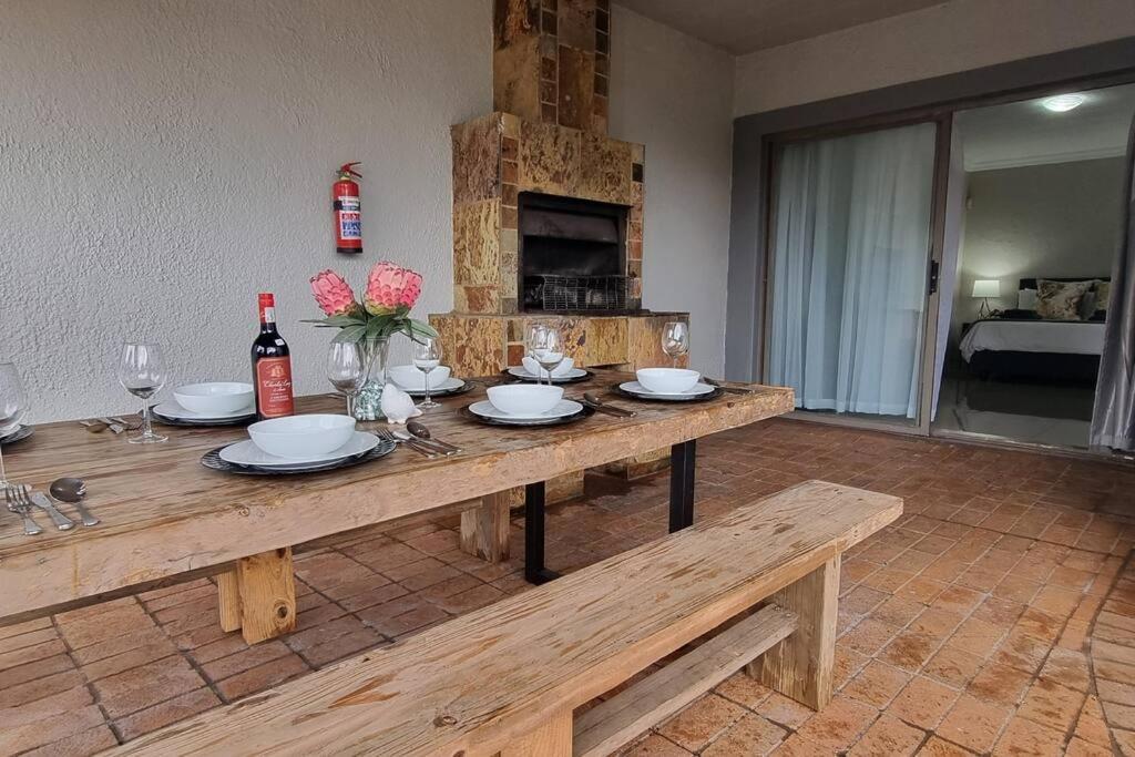 Waters View Villa, 5 Bedroom House Hartbeespoort Exterior photo