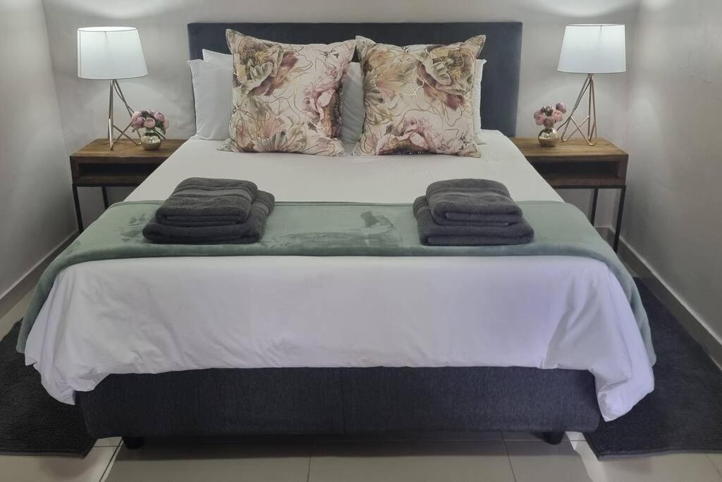 Waters View Villa, 5 Bedroom House Hartbeespoort Exterior photo