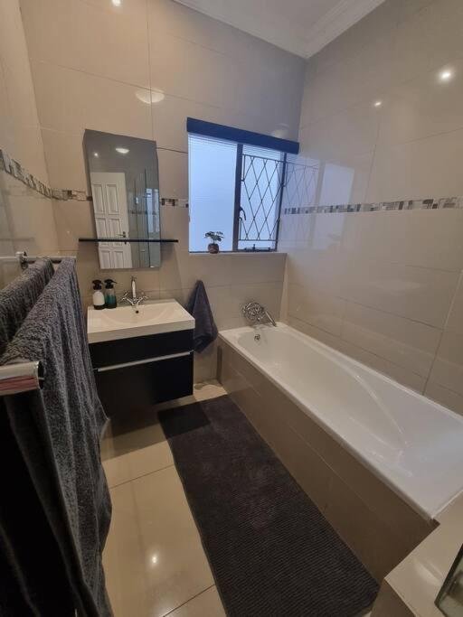 Waters View Villa, 5 Bedroom House Hartbeespoort Exterior photo