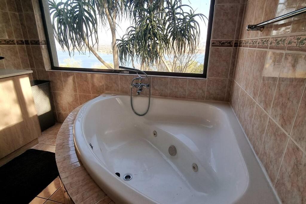 Waters View Villa, 5 Bedroom House Hartbeespoort Exterior photo