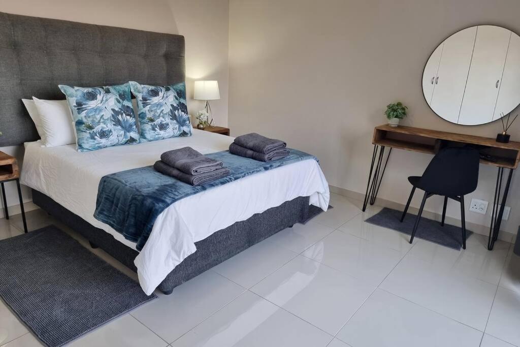 Waters View Villa, 5 Bedroom House Hartbeespoort Exterior photo