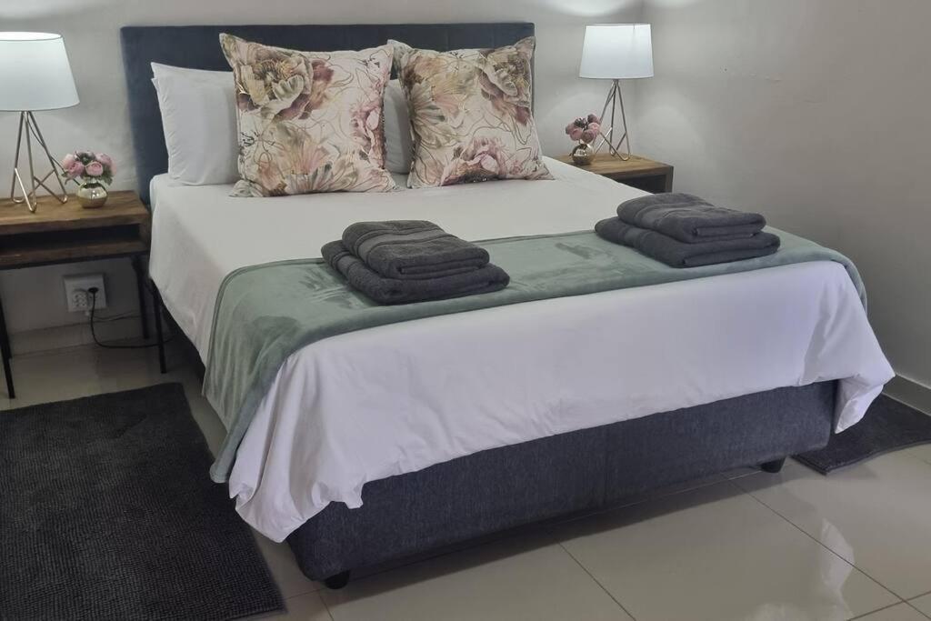 Waters View Villa, 5 Bedroom House Hartbeespoort Exterior photo